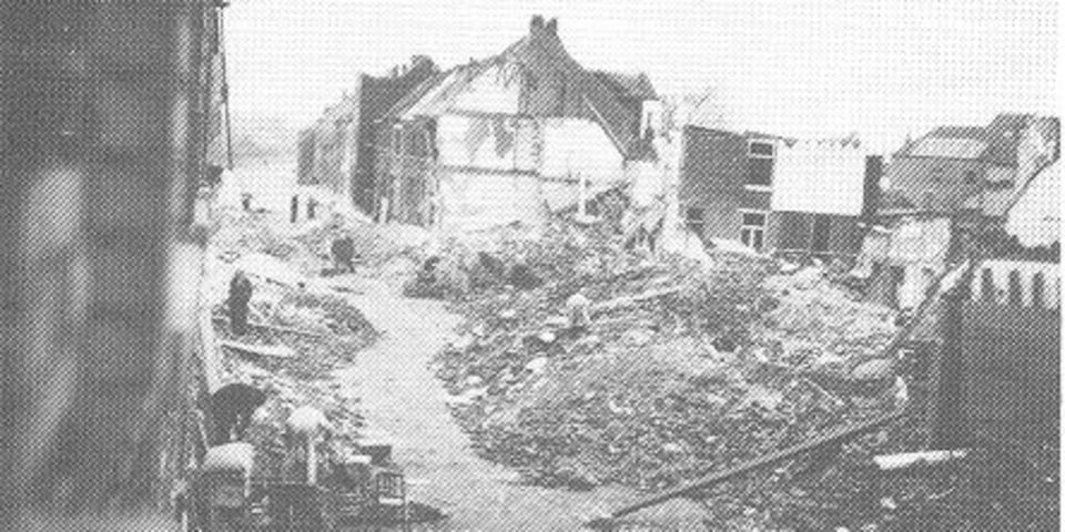 De inslag van de V-bom op 3 februari 1945 vernielde in één klap 27 huizen. De inslag van de V-bom op 3 februari 1945 vernielde in één klap 27 huizen.